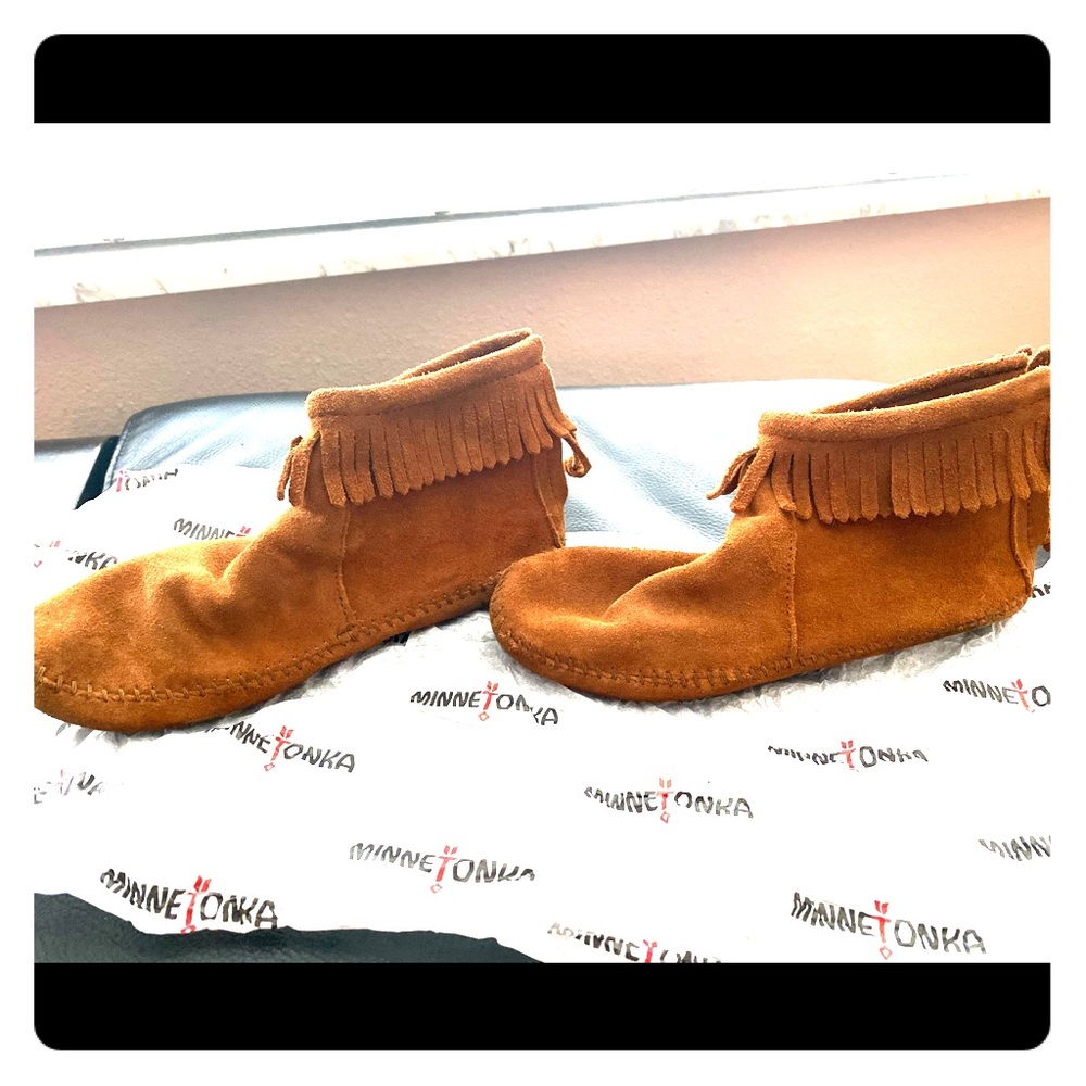 Minnetonka Woman’s Softsole Boot Size 8